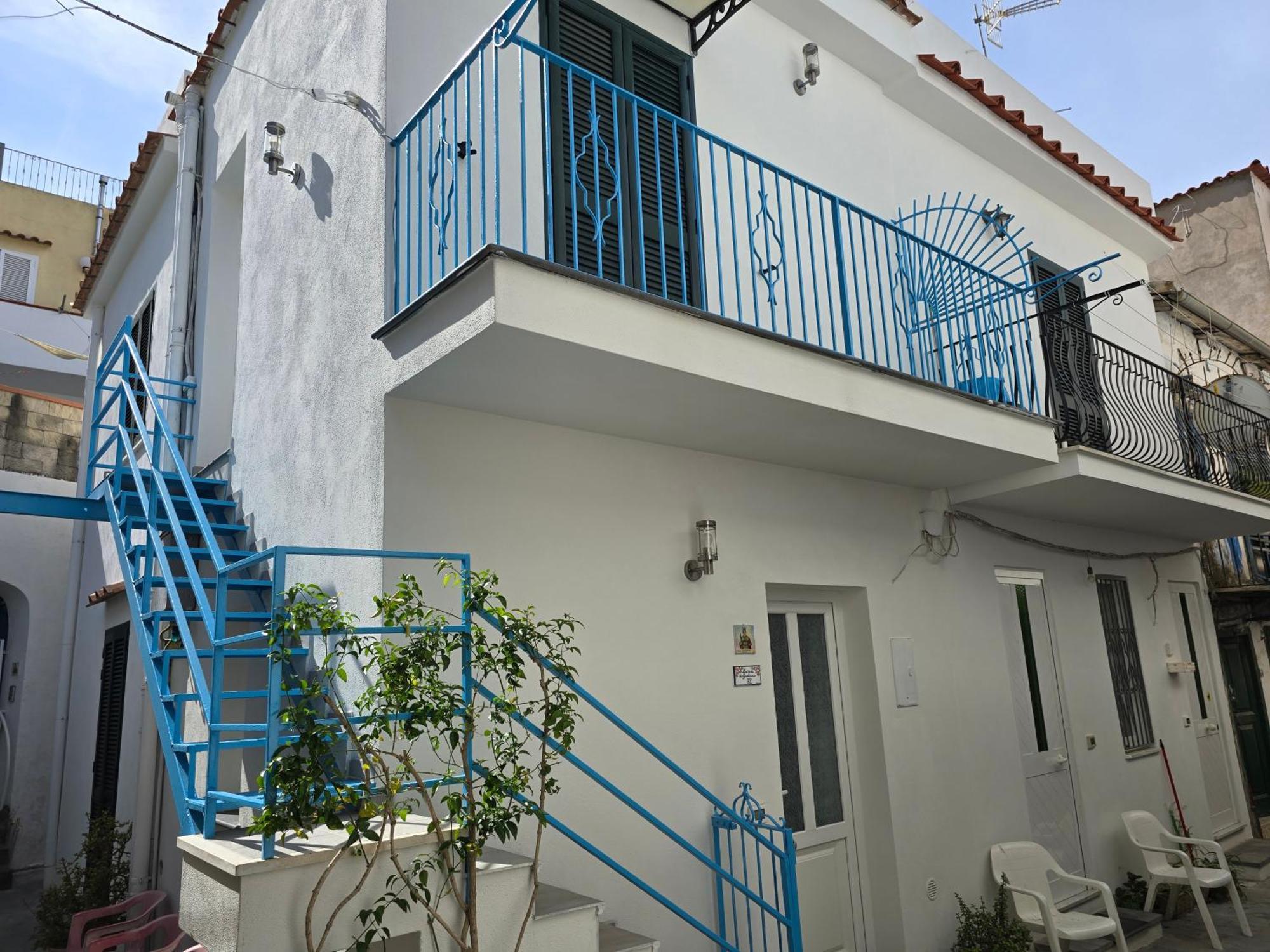 La Casa Di Giuliana Primo Piano Con Balcone Villa Ischia Bagian luar foto