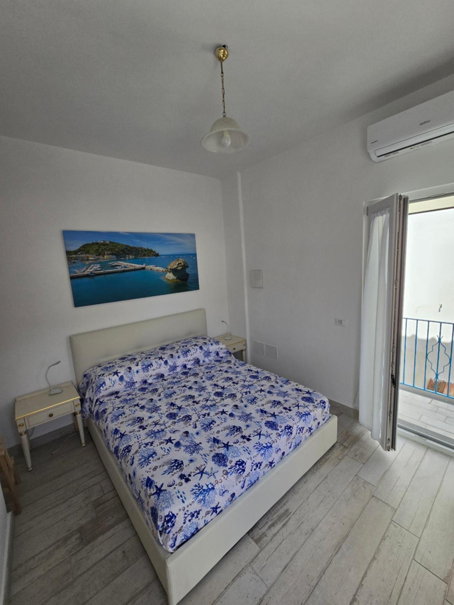 La Casa Di Giuliana Primo Piano Con Balcone Villa Ischia Bagian luar foto